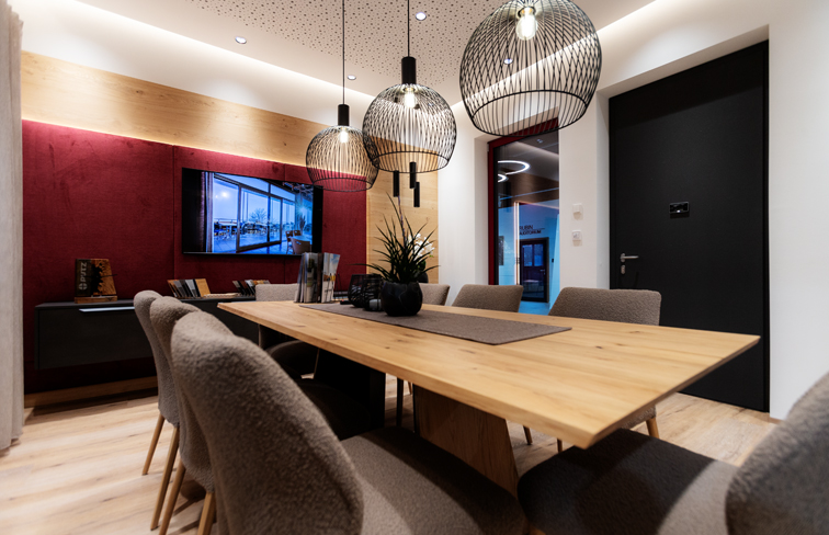 Pilzkopfzapfenverriegelung, erschweren, Aushebeln, Fensterflügel, einbruchhemmend, Glas, absperrbar, umfassend, vorgebeugt, Fensterüberwachung, Überwachungskontakt, Alarmanlage, ermöglichen, intern, Steuerung, PC, geregelt, Koordination, Heizung, Fensterlüftung, Barrierefrei, Terrassentür, Balkontür, rollstuhlgerecht, modifizieren, tief, gelegen, erreichbar, Türgriff, fachgerecht, Einbau, Kunde, einwandfrei, funktionieren, Lösung, Schonend, Demontage, Altfenster, inklusive, notwendig, Beiputzarbeit, Nebenarbeit, Kernkompetenz, produzieren, Sonderfenster, denkmalgeschützt, Wetterschenkel, Produktionshalle, Leidenschaft, Technologie, ausschließlich, ausgebildet, Handwerker, Maschinen, Fertigungsroboter, Wunsch, Zufriedenheit, Kompromiss, Einzelteil, imprägniert, sicherstellen, Holz-Klassiker, Klassisch, Echtholz-Wetterschenkel, Leimfuge, Außenbereich, Dämmwert, vorstehend, Blendrahmen, stärker, historisch, Denkmalschutz, Flächenbündig, Holz-Fenster, Innen, Herstellung, Fensterprofil, Klar, Schmal