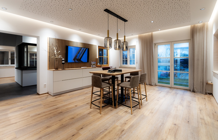 Rahmenansicht, Lichteinfall, Niveau, Anspruchsvoll, Designlösung, Wohngebäude, Objektbau, Lack, Widerstandsfähig, gestaltbar, Endprodukt, Professionell, Präzision, Fenstergeneration, verbessert, Rundum-Service-Paket, zuverlässig, berücksichtigen, Hausstil, Inneneinrichtung, Glasausschnitt, Stoßgriff, Sockelblende, Effizienz, kostensparend, Verwendung, Wärmeschutzglas, PU-Kern, Wärmedämmfüllung, erheblich, Heizkostenersparnis, absolut, Komponente, 3-fach-Verriegelung, Verbundsicherheitsglas, Aufbohrschutz, elektronisch, Schließsystem, Aushebelsicherung, Betreuung, Mitarbeiter, geschult, Haustürenausstellung, Lebensqualität, spielen, Wohlbefinden, Charakter, Wohnraum, einbruchssicher, beruhigt, schlafen, Aspekt, Produktdetail, Witterungsschutz, Fensterstreichen, Profilierung, Gestaltungsfreiheit, Strucktur, Isolierglas, 48mm, Wählbar, verdecktliegend, Sicherheitsbeschlag, Einbruchsschutz, Wärmedurchgangsparameter, Schalldämmparameter, Isolierglasscheibe, Vorsatzelement, Aufsatzelement, Passau Fenster