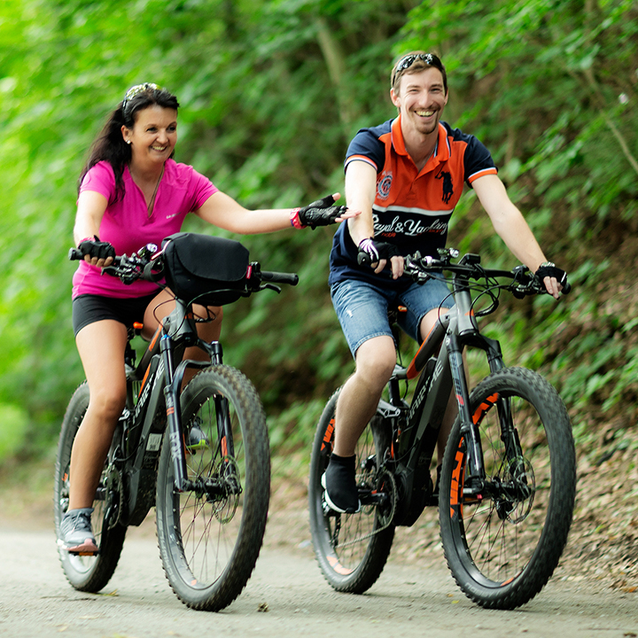 Beständigkeit, Handeln, Gegensatz, Inkonsequenz, Ausrichtung, gegenwärtig, zukunft, Erfordernis, Markt, Online Marketing, Social Media Marketing, SMM, etabliert, Marketingmaßnahme, Kommunikationspolitik, Distribution, gezielt, Firma, Produkt, Marke, bewerben, Image, verbessern, Mensch, Bekanntheitsgrad, Publikum, schnell, kostengünstig, klassisch, Rückmeldung, Erfolg, Maßnahme, Kampagne, B2B-Unternehmen, Kommunikationsstrategie, Leitfaden, Ranking, Messenger, Funktionalität, Freund, Kontakt, Posts, Like-Button, Kommentar, Privatpersone, privat, Darstellung, Person, Bekannte, Vordergrund, Facebook-Fanpage, Facebook-Nutzer, Algorithmus, Relevanz, Newsfeed, Dachmarke, Meta, Kommunikationsplattform, Zukunft, entwickeln, Metaverse, YouTube, MAUs, Videoportal, Google, Videoplattform, Themen, kostenlos, Webbrowser, ansehen, bewerten, hochladen, Content, liken, verbreiten, Abonnent, Klick, markenspezifisch, Viralität, Werbeplattform, attraktiv, Anzeigenformat, Video Ads, platzieren, WhatsApp, Messaging-Dienst, Austausch