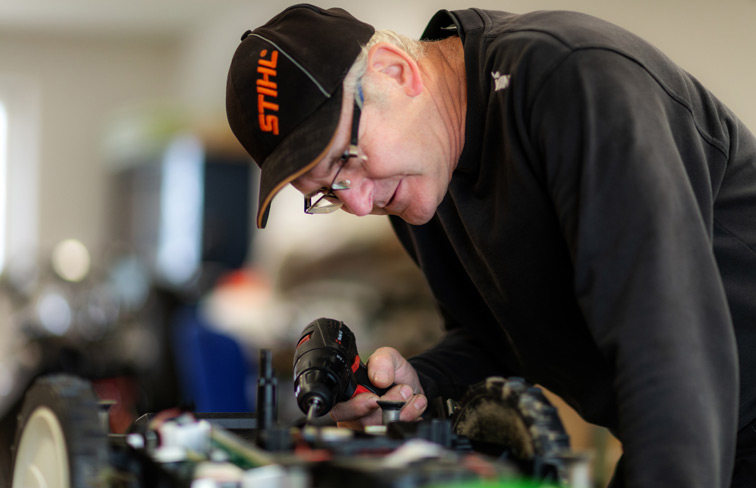 Bedienung, Sensoren, robust, Abdeckhaube, Schlechtwetterfront, Diebstahlschutz, PIN-Code, Verlustfall, GPS Ortung, Livisi SmartHome App, Haustechnik, Untergrund, platzieren, physisch, Grenze, Blumenbeet, Pumpenkopf, Aluminium, Messing, Steckkupplung, Düse, Zubehöraufnahme, Verdrehen, Schlauch, Wasserdruck, regulieren, Induktionsmotor, Echo Robotics, Rasenqualität, international, Niveau, Mähroboter, 12.000 qm, 75.000 qm, Flächenleistung, Systematisch, Arbeiten, linear, Bahnen, steigert, ECHO Robotics Mähroboter, wahlweise, klassisch, Zufallsnavigation, Navigation, Musternavigation, ideal, Sportplatz, Fairway, Driving Range, geeignet, große, intensiv, gepflegt, Grünfläche, Parkanlage, Firmengelände, Hundeplatz, Modellflugplatz, Segelflugplatze, Flächenleistung, 75.000 qm, automatisiert, Mähen, Einsparung, mindestens, 50 Prozent, konventionell, Mähtechnik, Weniger, übernehmen, Zukunft, Rasen, sieht, sehen, unabhängig, Wetter, Spiel, Training, frisch, gemäht, mehr, Zeit, Aufgaben, widmen, Umweltfreundlich