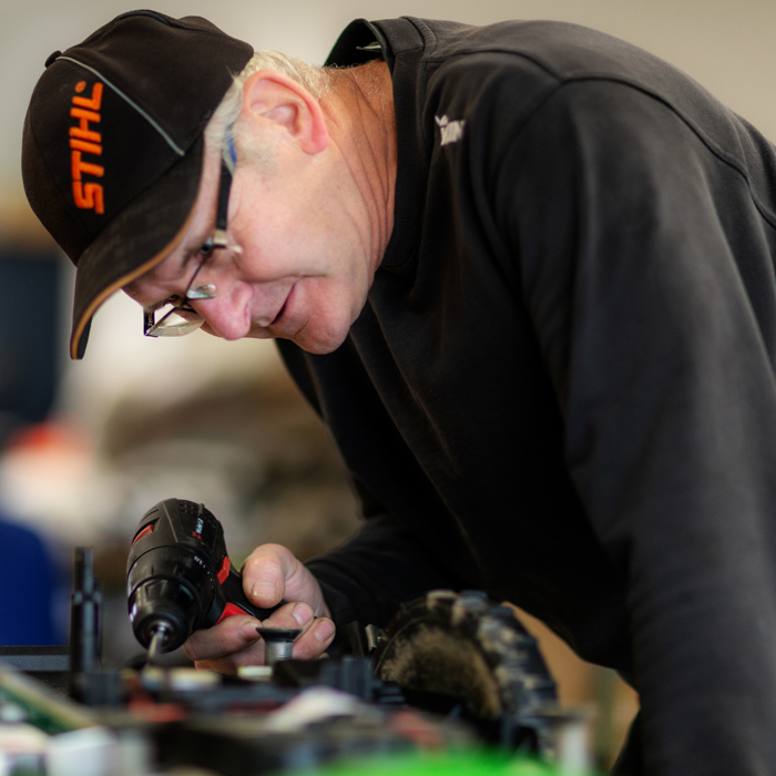 Senkung, Beregnungssprinkler, Maulwurfshügel, Versetzbar, Trainingsplatz, Tief, Rille, Unkraut, eigelassen, Kunstrasenmatte, Beweglichkeit, Schneidkopfarm, Auffahren, Clever, Herabfallend, vermeiden, Radbürste, reduzieren, Reinigungsaufwand, Hinterräder, Graslatschen, RTK-GPS Installation, Empfehlung, Zufallsnavigation, Radkasten, Rückwärtsfahrt, Kettensäge, weltweit, meistverkauft, Marke, Benzin-Kettensäge, Motorsäge, Landschaft, Landwirtschaft, Zuhause, heimisch, abschneiden, Werkzeug, Hand, Anwendung, ausgeklügelt, Sägekette, Ingenieur, Werk, Schweiz, höchster, Präzision, hergestellt, Markenzeichen, bewährt, durchdacht, Technik, komfortabel, Ausstattungsdetail, Freude, gelegentlich, Bauholz, Forst, unterwegs, Tragen, Schutzkleidung, Grundstück, Motorsägenschein, benötigen, Information, Ratgeber, Tipps, schärfen, Motorsäge-Gemisch, kompakt, handhaben, Privatanwender, unkompliziert, Brennholzvorrat, anlegen, vielseitig, robust, Leistungsbereich, Gartenbau, Baustelle, Forstwirtschaft, Drehfreudigkeit, Leistung