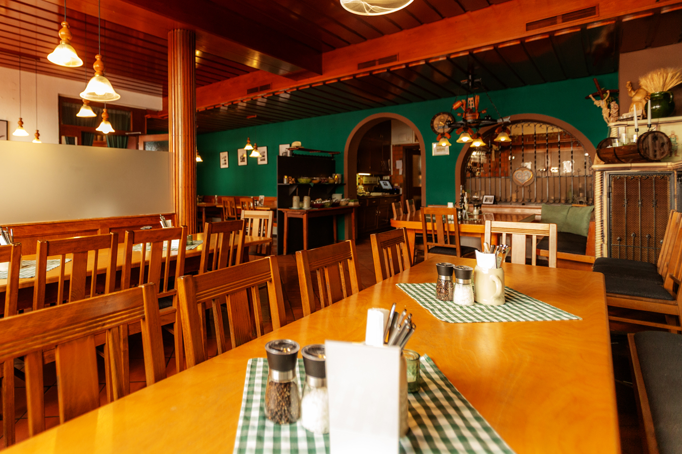 Lokal, Essen, Trinken, Eis, Restaurant, Küche, Biergarten, Pension, Zimmer, Fremdenzimmer, Gästezimmer, Übernachten, Schlafen, Unterkunft, Radfahrer, Donauradweg, Bike, eBike, E-Bike, Familie, Begrüßung, Herzlich, Traditionsgasthof, Stadtplatz, servieren, Brauerei, Bräustüberl, traditionell, Bayerische Küche, Gäste, frühstücken, Frühstück, Festsaal, Hochzeiten, Geburtstage, Versammlungen, passenden, Rahmen, gemütlich, Biergartenterrasse, Terrasse, besten, Blick, bunte, Treiben, typisch, bayerische, Schmankerl, freundlich, Lächeln, natürlich, frisch, gezapft, Wolferstetter, Zimmer, Urig, renoviert, Gastzimmer, kombinieren, rustikal, Ambiente, modern, Komfort, schlafen, einfach, gut, Morgen, Akku, laden, Frühstücksbuffet, kosten, Fahrrad, Fahradgarage, Bikegarage, Radlkeller, Fahrradstellplatz, Werkstatt, Fahrradwerkstatt, Radlreparatur, Radreparatur, Werkstatt, Vorgeschmack, Übernachtungsgäste, täglich, Vorspeise, Bayerisches Gedeck, Obazda, Griebenschmalz, gekräuterter Hüttenkäse, Gebäck, Hauptgericht