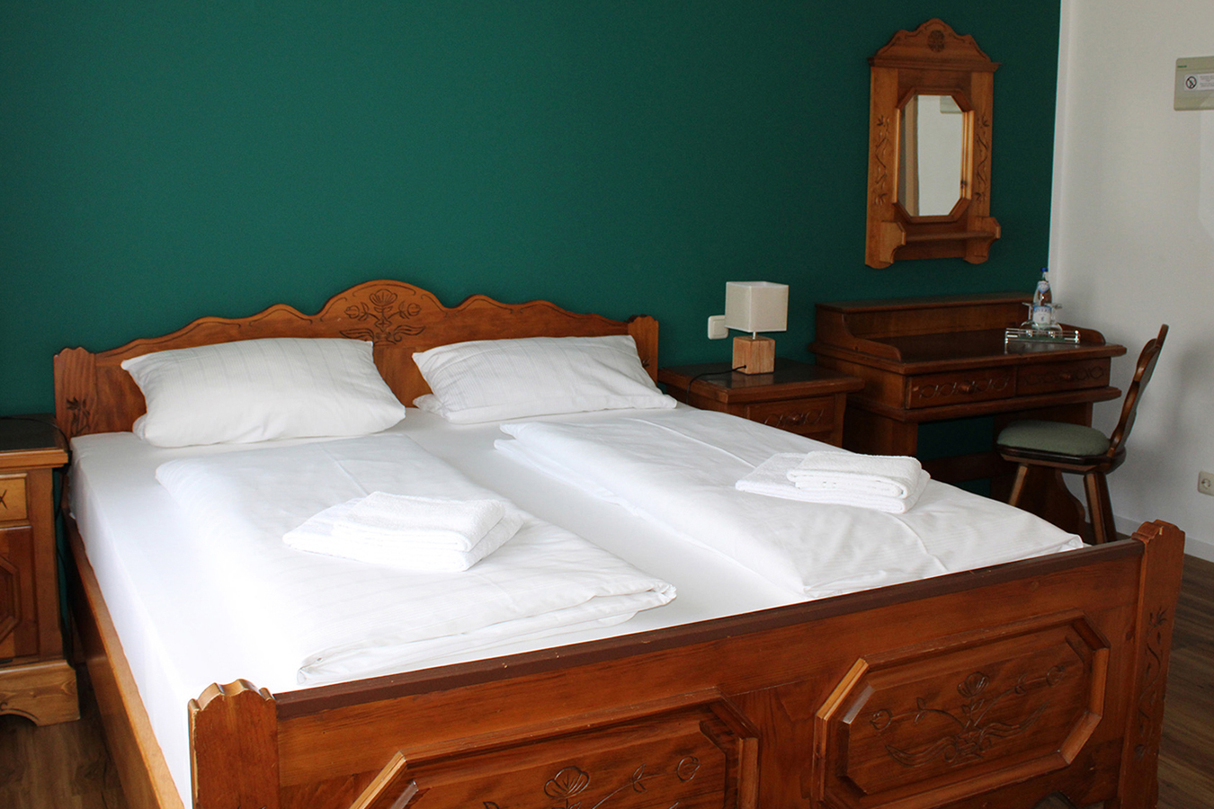 Donauradweg, Bike, eBike, E-Bike, Familie, Begrüßung, Herzlich, Traditionsgasthof, Stadtplatz, servieren, Brauerei, Bräustüberl, traditionell, Bayerische Küche, Gäste, frühstücken, Frühstück, Festsaal, Hochzeiten, Geburtstage, Versammlungen, passenden, Rahmen, gemütlich, Biergartenterrasse, Terrasse, besten, Blick, bunte, Treiben, typisch, bayerische, Schmankerl, freundlich, Lächeln, natürlich, frisch, gezapft, Wolferstetter, Zimmer, Urig, renoviert, Gastzimmer, kombinieren, rustikal, Ambiente, modern, Komfort, schlafen, einfach, gut, Morgen, Akku, laden, Frühstücksbuffet, kosten, Fahrrad, Fahradgarage, Bikegarage, Radlkeller, Fahrradstellplatz, Werkstatt, Fahrradwerkstatt, Radlreparatur, Radreparatur, Werkstatt, Vorgeschmack, Übernachtungsgäste, täglich, Vorspeise, Bayerisches Gedeck, Obazda, Griebenschmalz, gekräuterter Hüttenkäse, Gebäck, Hauptgericht, Krustenbraten vom Strohschwein an Knödelduett und Speckkrautsalat in herzhafter Kümmel-Dunkelbier-Jus, Brotzeit, Imbiss